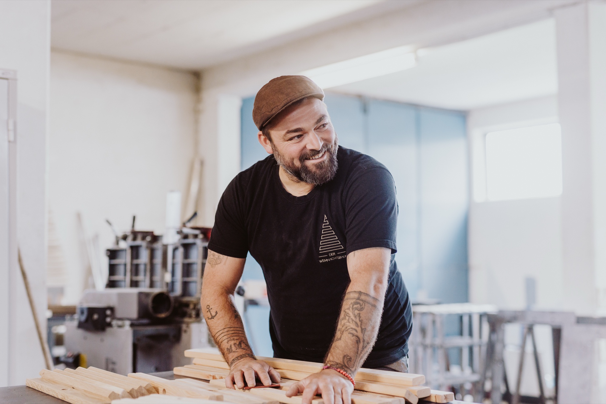Handwerker bei der Holzbearbeitung